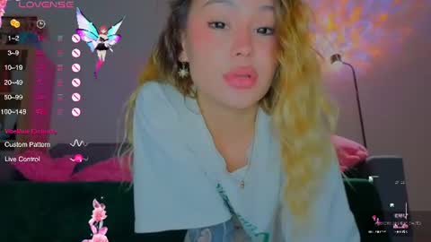 Snapshot of strawberrypie99 chatting on June 2026 09:14:01 AM Tati and Lola online show from June 2026 09:14:01 AM