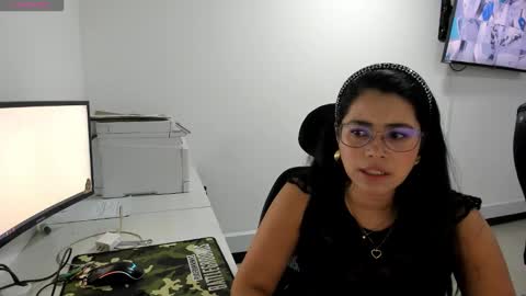 studcb_ online show from November 2025 05:45:01 PM