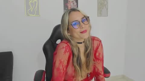 Snapshot of sugar_milff chatting on November 2025 01:44:02 PM sugar_milff online show from November 2025 01:44:02 PM