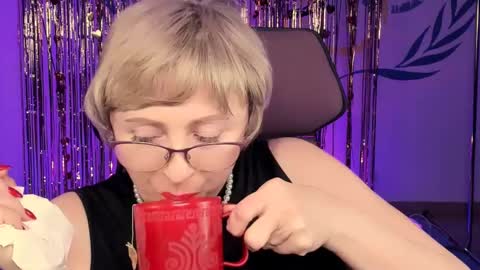 Vivien online show from February 2025 12:08:01 PM