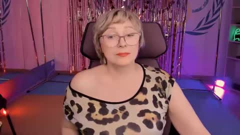 Vivien online show from February 2025 07:25:01 PM