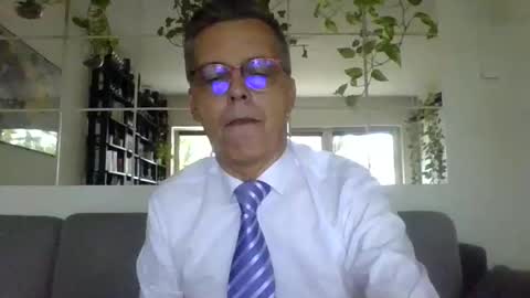 Snapshot of suit_elegant chatting on September 2025 03:23:02 PM Suit tie horny online show from September 2025 03:23:02 PM