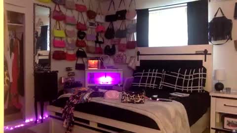 lexie online show from April 2026 01:28:02 AM