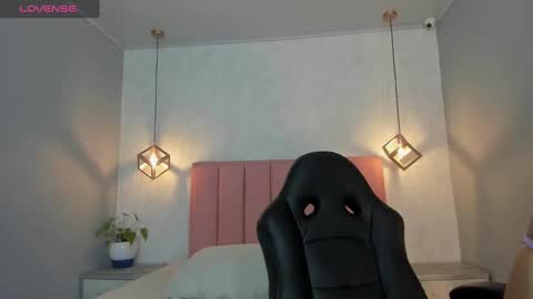 Snapshot of sunnycyrus chatting on September 2025 12:38:01 PM S U N N Y online show from September 2025 12:38:01 PM