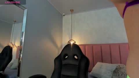 Snapshot of sunnycyrus chatting on September 2025 12:29:01 PM S U N N Y online show from September 2025 12:29:01 PM