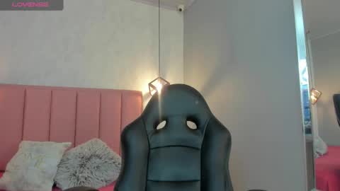 Snapshot of sunnycyrus chatting on September 2025 12:30:01 PM S U N N Y online show from September 2025 12:30:01 PM