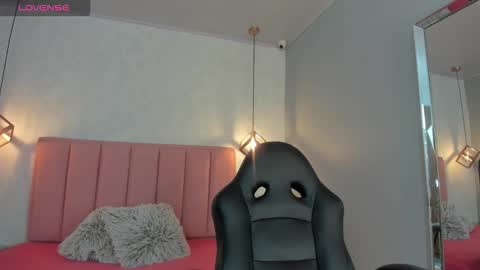 Snapshot of sunnycyrus chatting on September 2025 12:32:01 PM S U N N Y online show from September 2025 12:32:01 PM