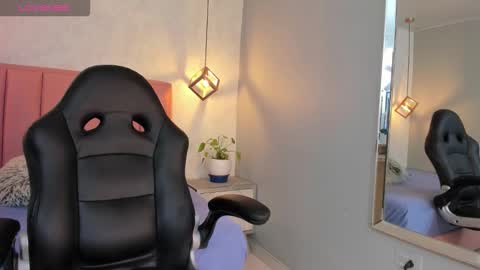 Snapshot of sunnycyrus chatting on October 2025 12:24:02 PM S U N N Y online show from October 2025 12:24:02 PM