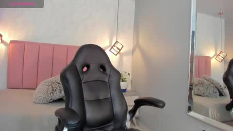 Snapshot of sunnycyrus chatting on October 2025 12:35:02 PM S U N N Y online show from October 2025 12:35:02 PM