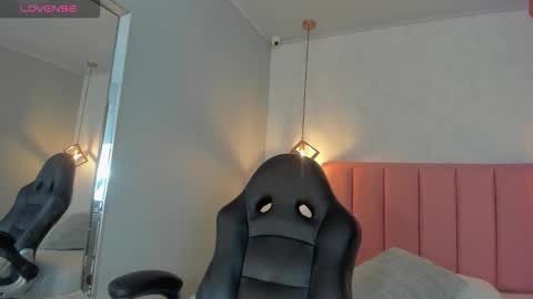 Snapshot of sunnycyrus chatting on October 2025 12:34:02 PM S U N N Y online show from October 2025 12:34:02 PM