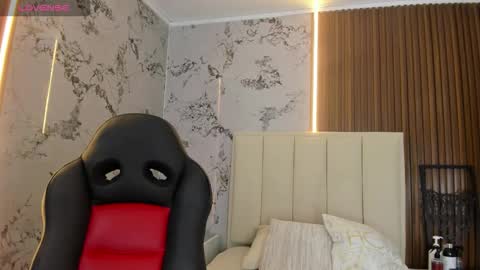 Snapshot of sunnycyrus chatting on November 2025 12:49:01 PM S U N N Y online show from November 2025 12:49:01 PM