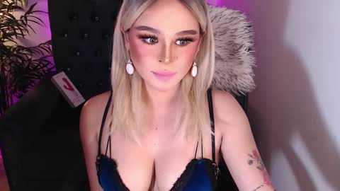 Snapshot of superh0tangelxx chatting on December 2024 05:00:01 AM CARMINA online show from December 2024 05:00:01 AM