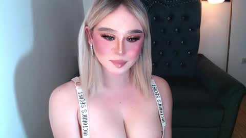 Snapshot of superh0tangelxx chatting on October 2025 11:39:01 PM CARMINA online show from October 2025 11:39:01 PM