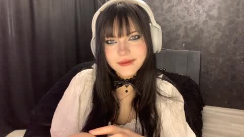 Snapshot of suziebanach chatting on April 2026 05:41:01 AM EmilySuonn online show from April 2026 05:41:01 AM