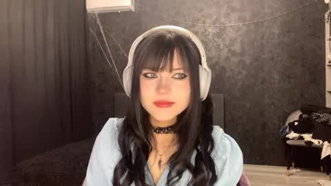 Snapshot of suziebanach chatting on April 2026 05:29:02 AM EmilySuonn online show from April 2026 05:29:02 AM