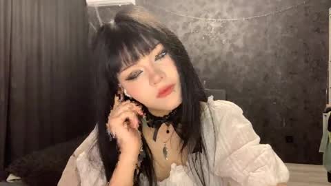 Snapshot of suziebanach chatting on April 2026 05:14:02 AM EmilySuonn online show from April 2026 05:14:02 AM