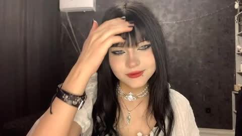Snapshot of suziebanach chatting on April 2026 05:43:02 AM EmilySuonn online show from April 2026 05:43:02 AM