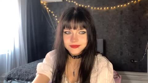Snapshot of suziebanach chatting on May 2026 05:35:01 AM EmilySuonn online show from May 2026 05:35:01 AM
