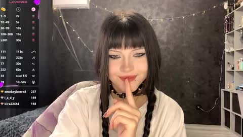 Snapshot of suziebanach chatting on May 2026 06:32:01 AM EmilySuonn online show from May 2026 06:32:01 AM