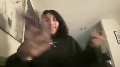 Snapshot of suzyishellawet chatting on October 2025 04:02:02 AM Suzy online show from October 2025 04:02:02 AM