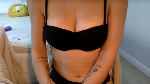 Snapshot of suzysummerrrrrrrrr chatting on January 2025 01:30:01 PM The real sugar baby Suzy Summer online show from January 2025 01:30:01 PM