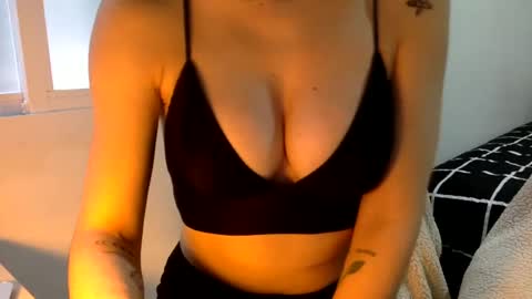 Snapshot of suzysummerrrrrrrrr chatting on February 2025 12:31:01 PM The real sugar baby Suzy Summer online show from February 2025 12:31:01 PM