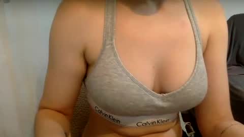 Snapshot of suzysummerrrrrrrrr chatting on March 2025 01:43:02 PM The real sugar baby Suzy Summer online show from March 2025 01:43:02 PM