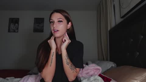 Snapshot of svtf2323 chatting on December 2024 01:03:01 AM SV online show from December 2024 01:03:01 AM