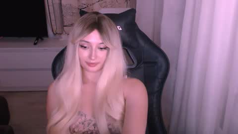 Snapshot of sweeet_baby0 chatting on December 2025 04:33:01 PM Kate online show from December 2025 04:33:01 PM