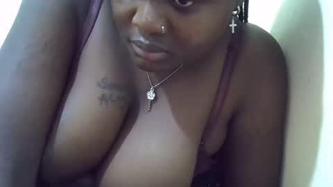 Snapshot of sweet_cindy8 chatting on November 2025 06:02:02 AM Queen cindy online show from November 2025 06:02:02 AM