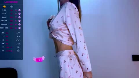 Mia online show from September 2025 12:08:02 PM