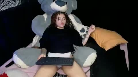 Snapshot of sweet_poisson_ chatting on February 2025 06:35:01 AM MONIK online show from February 2025 06:35:01 AM