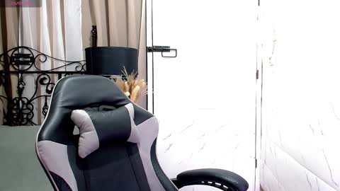 Snapshot of sweet_sirenxx chatting on November 2025 11:26:02 PM Leah online show from November 2025 11:26:02 PM