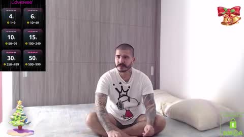 Snapshot of sweetdesires_ chatting on December 2025 01:51:01 PM online show from December 2025 01:51:01 PM