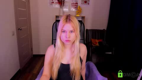 Snapshot of sweetie_mi chatting on February 2026 03:29:01 PM Mia online show from February 2026 03:29:01 PM