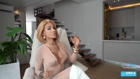 Snapshot of sweetlaurasaenz chatting on October 2025 03:45:01 PM Laura Saenz  Geminis online show from October 2025 03:45:01 PM