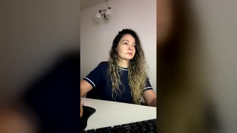 Snapshot of sweetmom1 chatting on April 2026 04:12:01 PM Monic online show from April 2026 04:12:01 PM