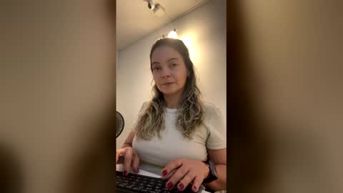 Snapshot of sweetmom1 chatting on April 2026 09:43:02 PM Monic online show from April 2026 09:43:02 PM
