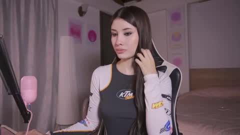 Cat independent model  online show from November 2025 02:00:01 AM