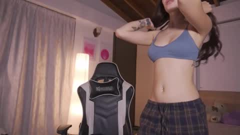 Cat independent model  online show from November 2025 12:54:02 AM