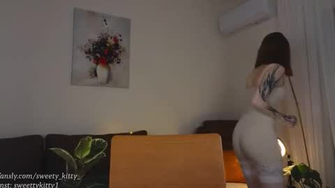 Snapshot of sweetykitty_x chatting on November 2025 11:38:02 AM Jenny give it a sub online show from November 2025 11:38:02 AM