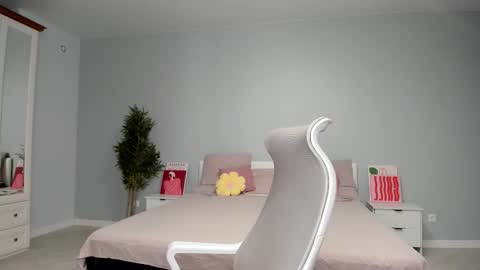 Mila online show from November 2025 12:35:02 AM