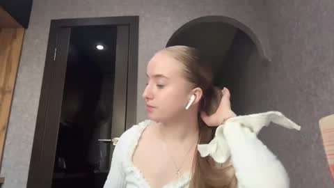 Snapshot of tamiecaimi chatting on April 2026 03:05:01 PM Karina online show from April 2026 03:05:01 PM