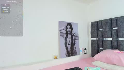 Snapshot of taniamilan chatting on November 2025 12:04:01 PM Tania online show from November 2025 12:04:01 PM