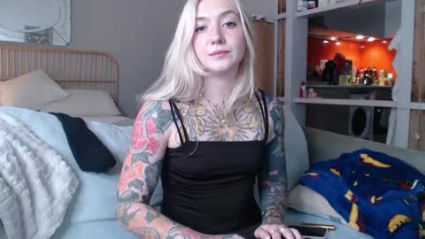 Snapshot of tattoobbgirl chatting on February 2025 04:25:02 PM tattoobbgirl online show from February 2025 04:25:02 PM