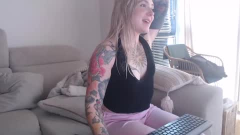 Snapshot of tattoobbgirl chatting on October 2025 03:36:02 PM tattoobbgirl online show from October 2025 03:36:02 PM