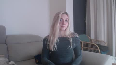 Snapshot of tattoobbgirl chatting on November 2025 06:08:01 PM tattoobbgirl online show from November 2025 06:08:01 PM