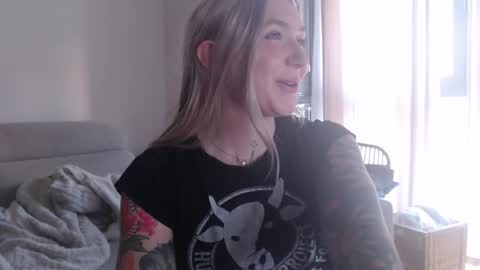 Snapshot of tattoobbgirl chatting on November 2025 03:25:01 PM tattoobbgirl online show from November 2025 03:25:01 PM
