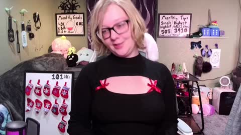 Snapshot of ten_tickle_pixie chatting on December 2024 11:05:01 PM Pixie and Tentacle Overlord online show from December 2024 11:05:01 PM