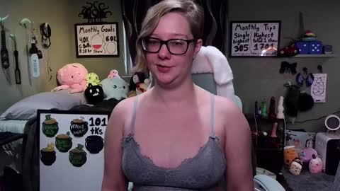 Snapshot of ten_tickle_pixie chatting on March 2025 10:13:02 PM Pixie and Tentacle Overlord online show from March 2025 10:13:02 PM